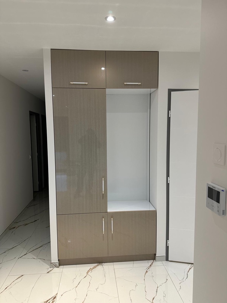 Cuisine moderne avec îlot en marbre et chaises design