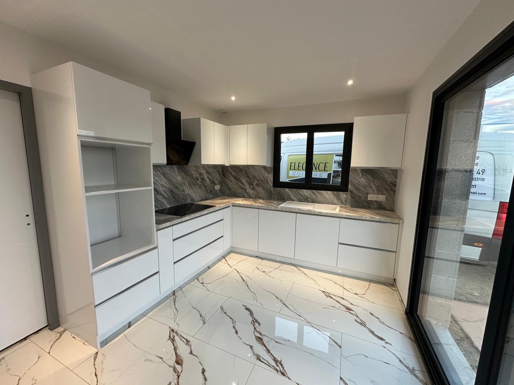 Aménagement de cuisine avec crédence en mosaïque et éclairage sous meuble