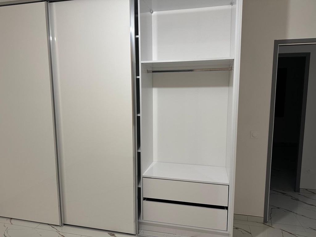 Détail sur mesure d'une cuisine contemporaine avec éclairage intégré