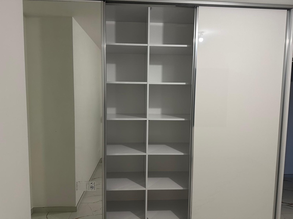 Cuisine contemporaine avec îlot central et hotte suspendue