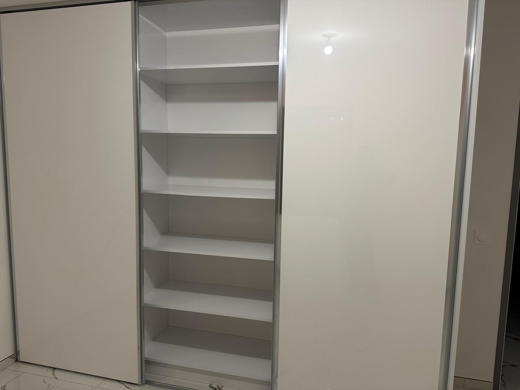 Aménagement cuisine en L avec coin repas intégré