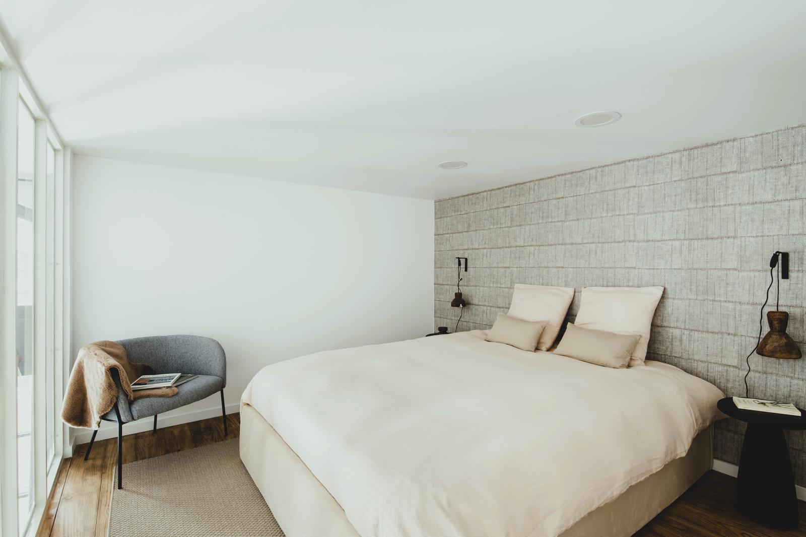 Cuisine moderne équipée avec îlot central et plan de travail en quartz