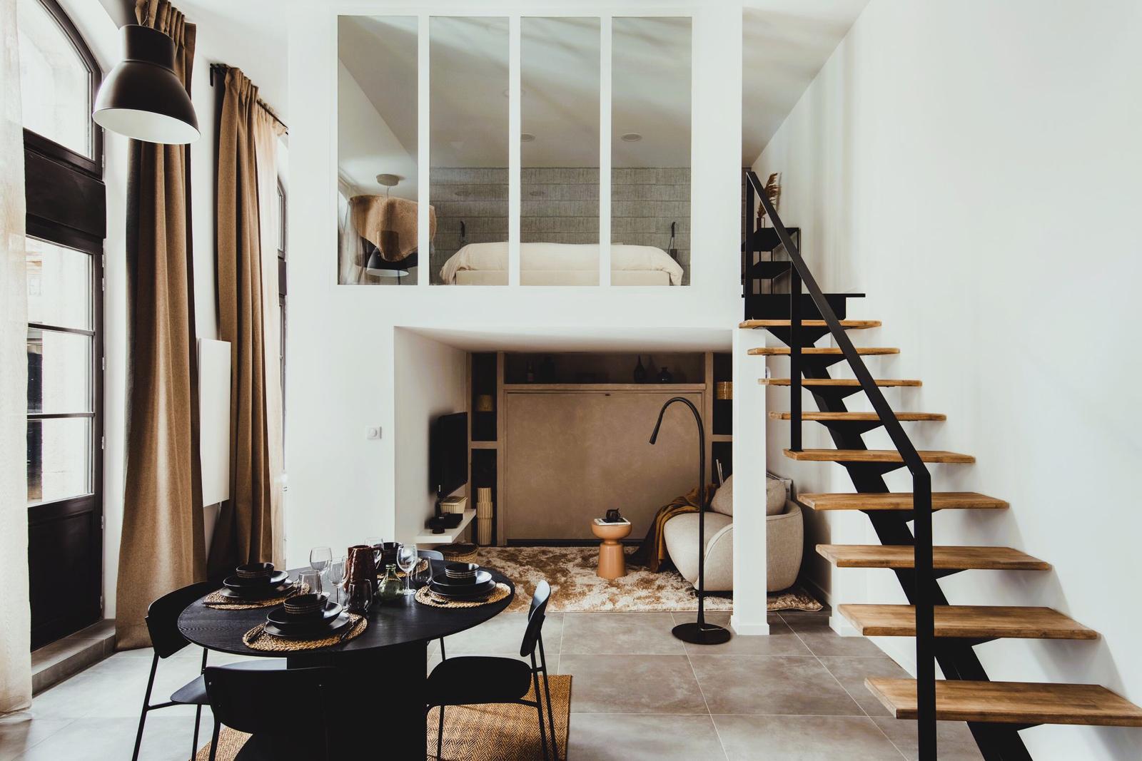 Cuisine haut de gamme avec îlot central et hotte design