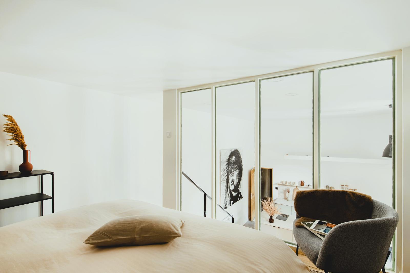 Cuisine moderne blanche avec crédence en carrelage métro