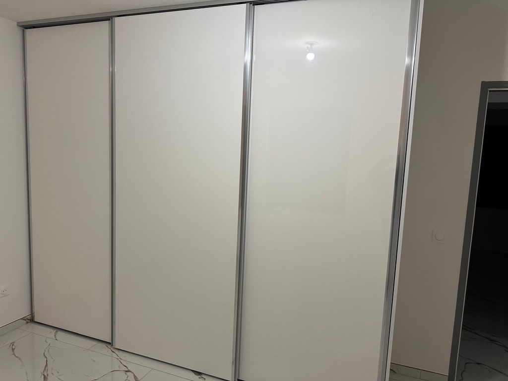 Cuisine design minimaliste avec électroménager haute performance