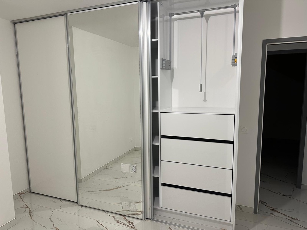 Cuisine équipée avec cellier et cave à vin sur mesure