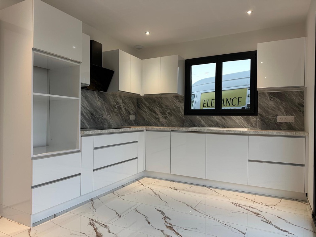 Cuisine contemporaine avec façades bois et plans de travail marbre