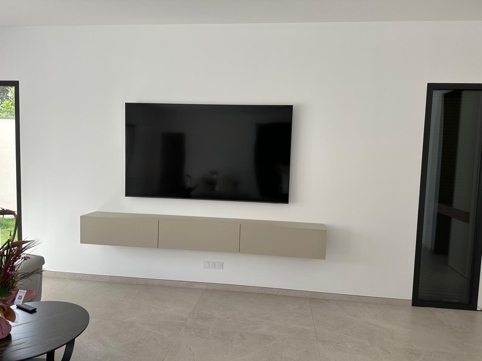 Salle de bain moderne avec carrelage et meuble vasque sur mesure