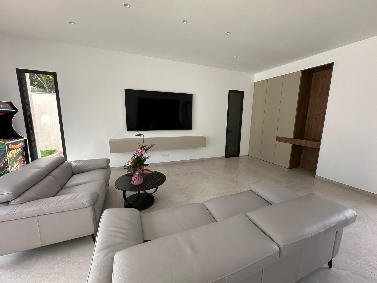 Meuble sur mesure en bois massif avec finition contemporaine