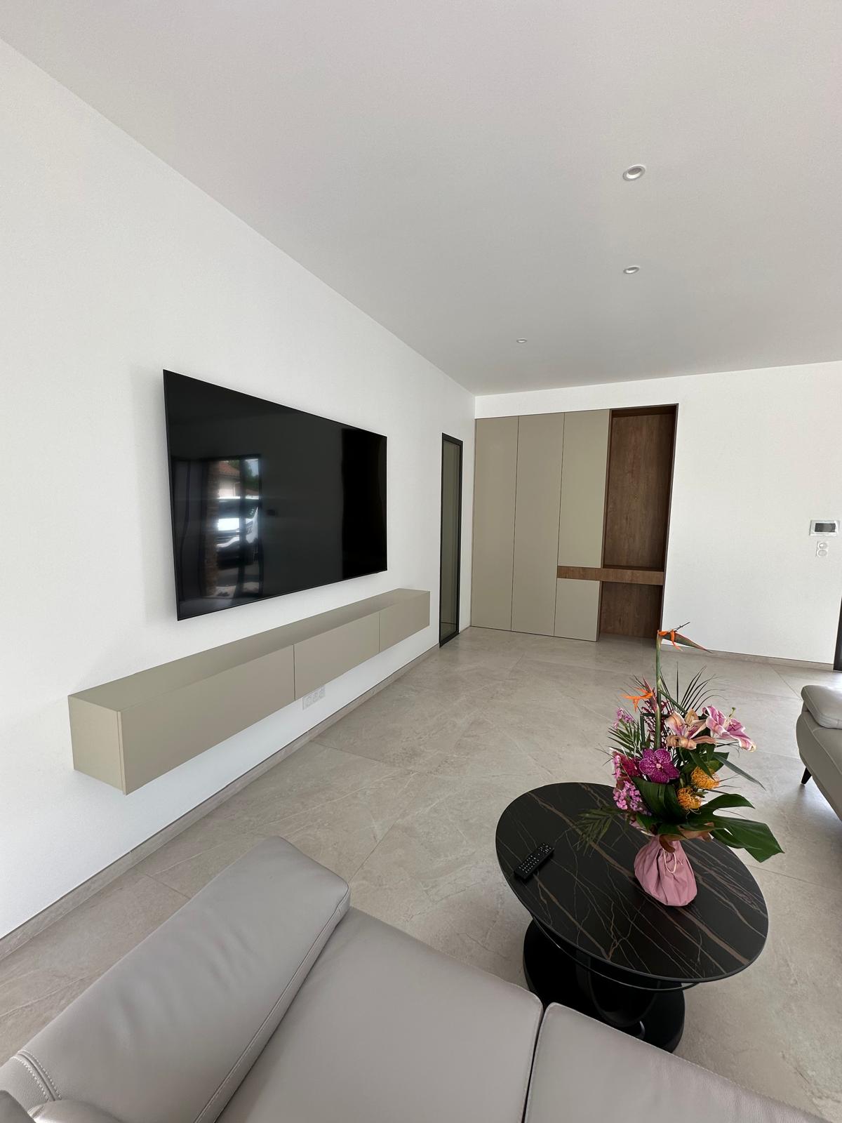 Cuisine design avec verrière et plan bar pour petit-déjeuner