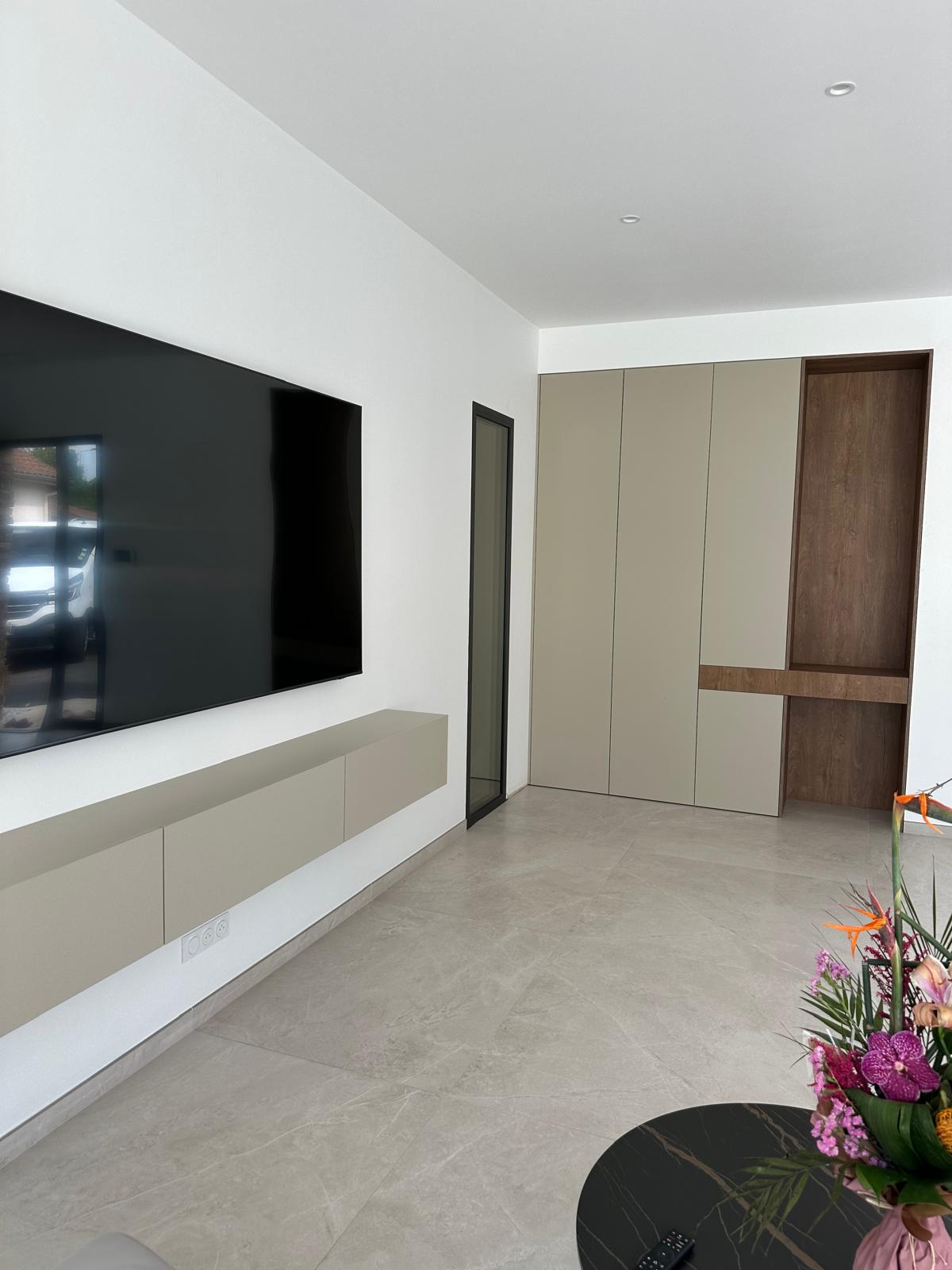 Aménagement salle de bain avec douche italienne et rangements intégrés