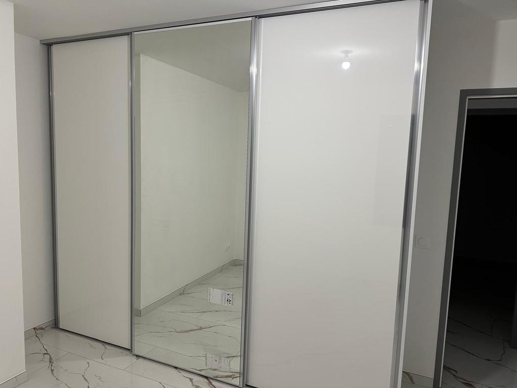 Cuisine avec îlot central et chaises hautes pour un coin repas convivial