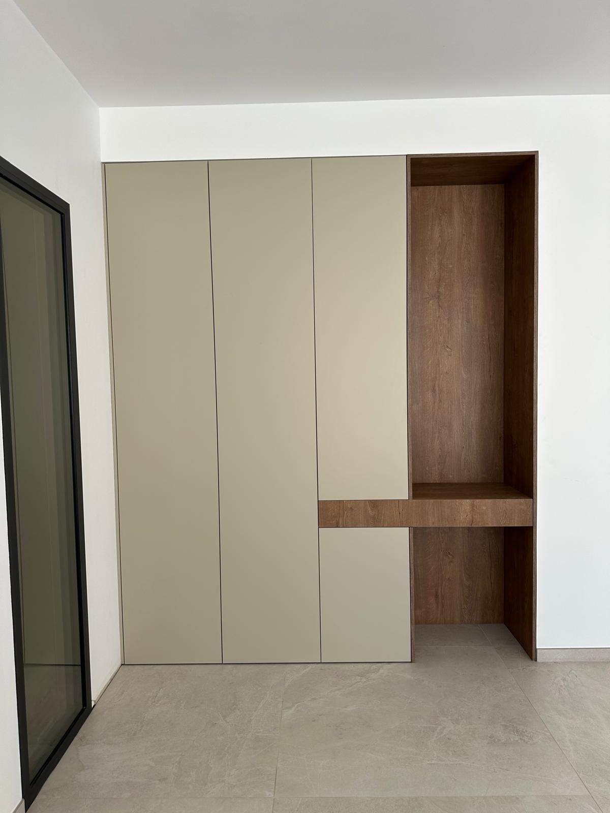 Bibliothèque sur mesure en bois avec éclairage LED intégré