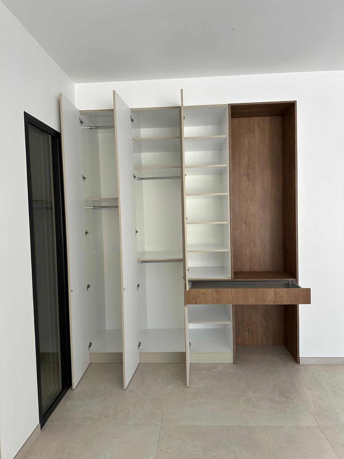 Cuisine ouverte avec façades laquées et électroménager encastré