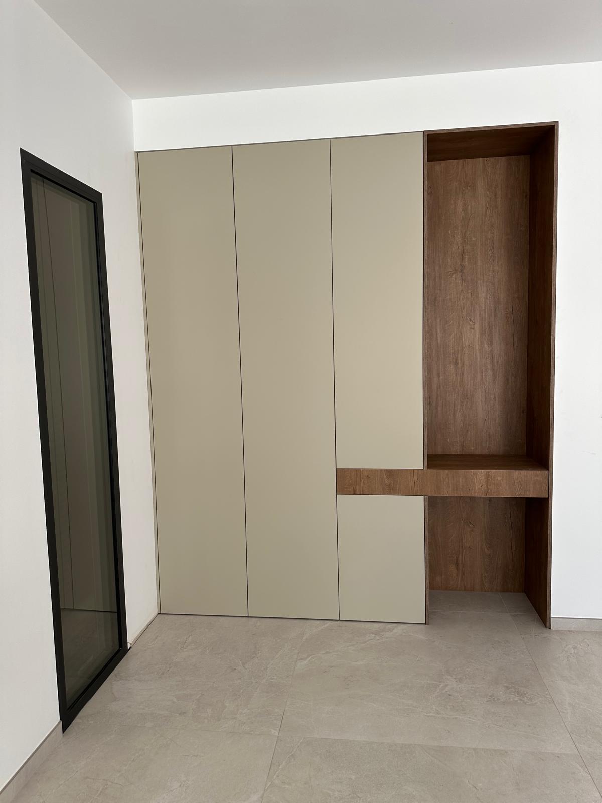 Aménagement cuisine compacte avec solutions de rangement optimisées