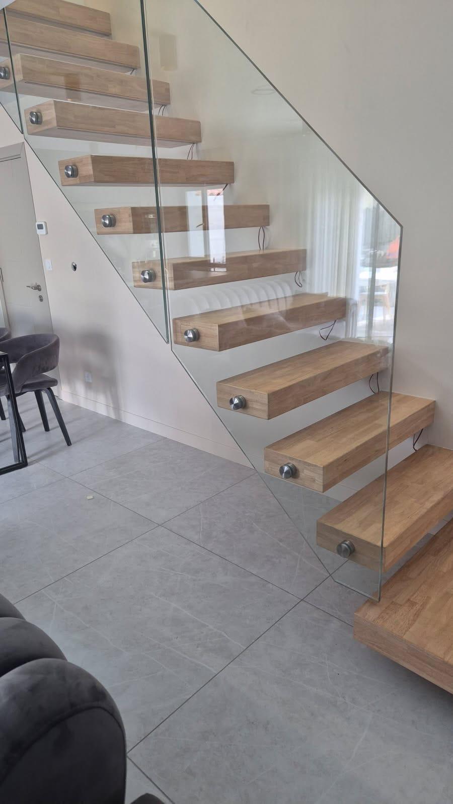 Cuisine équipée style industriel avec façades métalliques