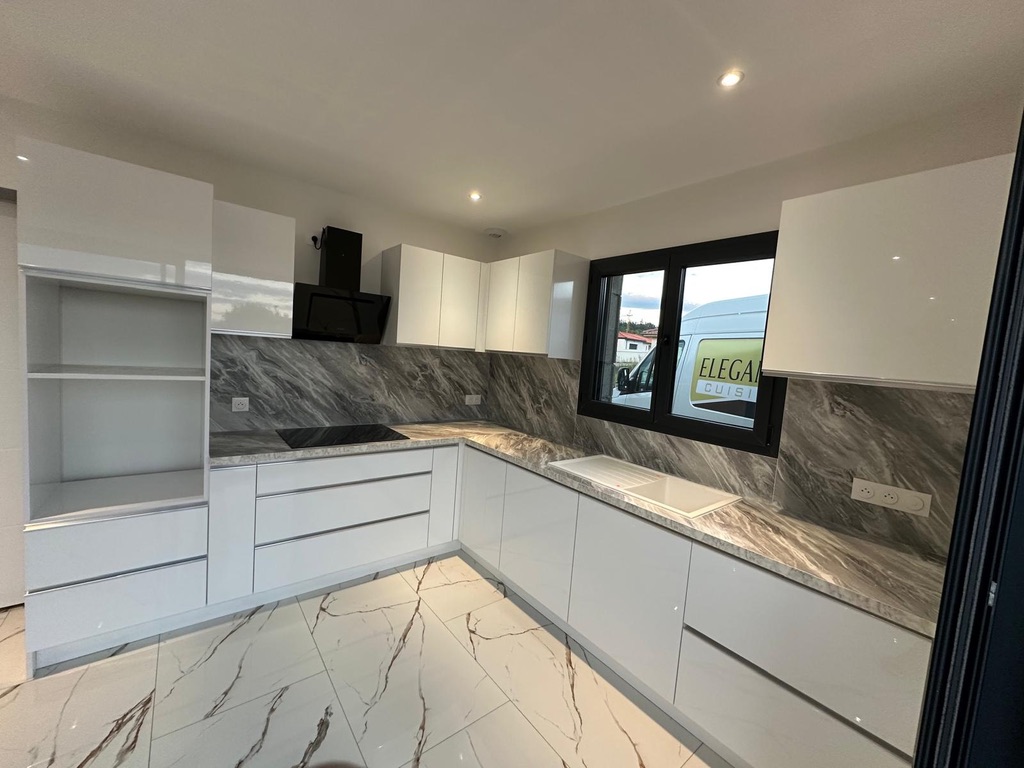 Aménagement de cuisine avec plan de travail en granit et évier encastré