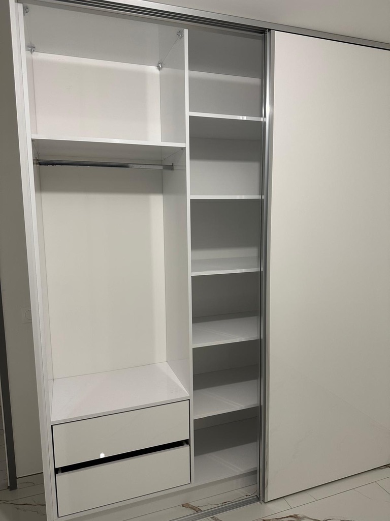 Cuisine design avec îlot en bois et chaises de bar