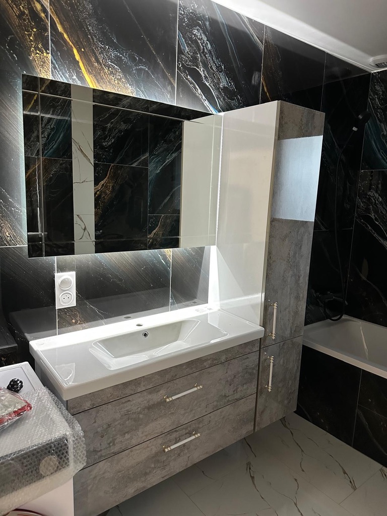 Cuisine moderne avec rangement optimisé et électroménager intégré